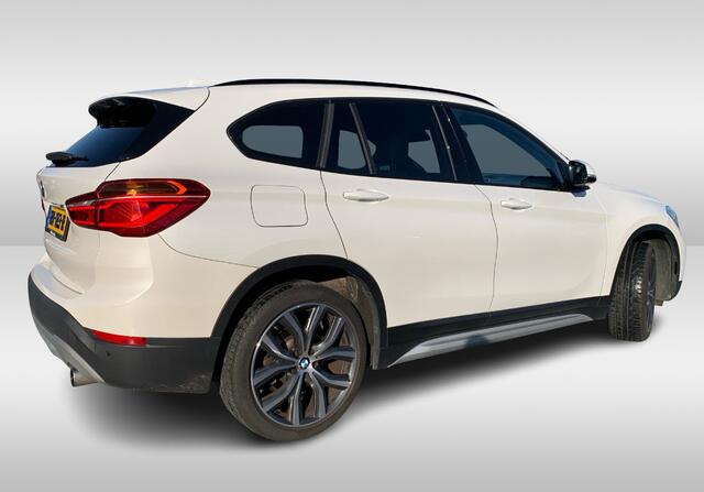 BMW X1 xDrive20i High Executive / Panoramadak / Head-up / Bruin Leder / 19'' / Navigatie / Sportstoelen / Stoelverwarming / Cruise Control