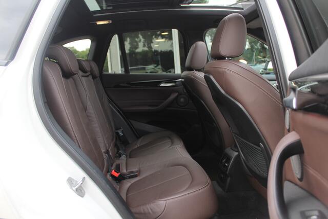 BMW X1 xDrive20i High Executive / Panoramadak / Head-up / Bruin Leder / 19'' / Navigatie / Sportstoelen / Stoelverwarming / Cruise Control