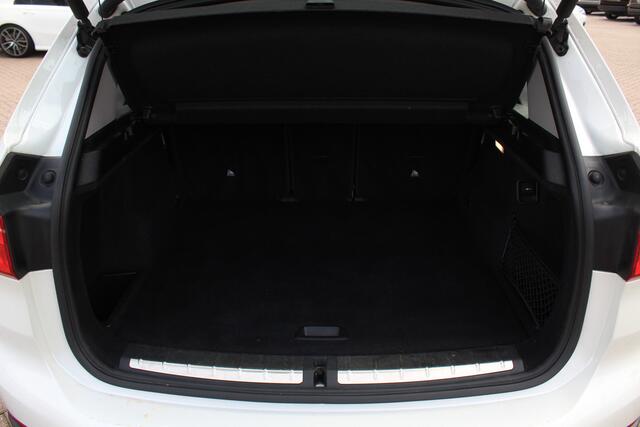 BMW X1 xDrive20i High Executive / Panoramadak / Head-up / Bruin Leder / 19'' / Navigatie / Sportstoelen / Stoelverwarming / Cruise Control