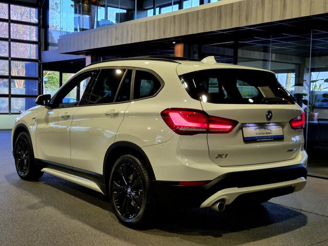 BMW X1 xDrive25e High Executive Sportline | Panorama | Trekhaak | Camera | Carplay
