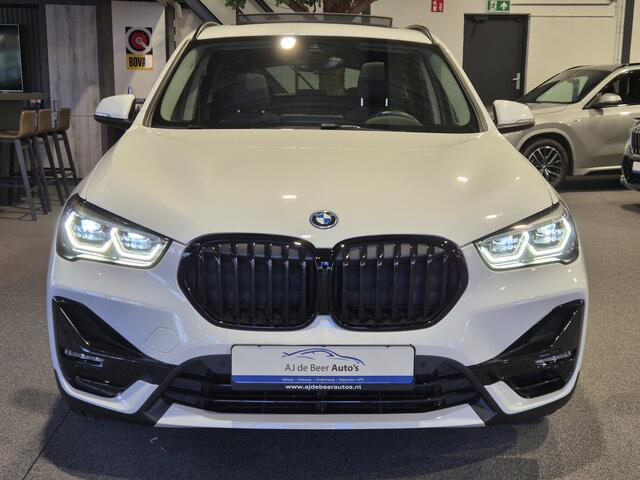 BMW X1 xDrive25e High Executive Sportline | Panorama | Trekhaak | Camera | Carplay