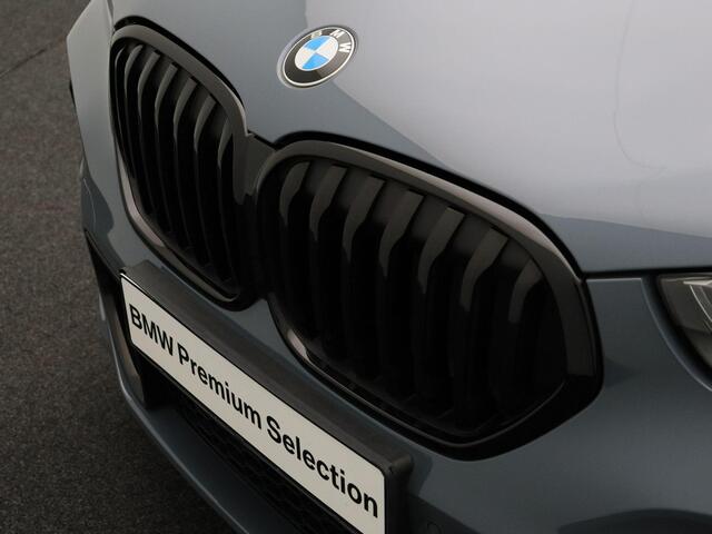 BMW X1 sDrive20i High Executive | M Sportpakket | Parking Pack | Trekhaak | Panoramadak | Laserlicht | Head Up Display | DAB | HiFi | Apple Carplay | 19''