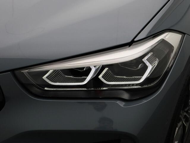 BMW X1 sDrive20i High Executive | M Sportpakket | Parking Pack | Trekhaak | Panoramadak | Laserlicht | Head Up Display | DAB | HiFi | Apple Carplay | 19''