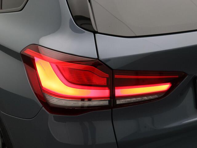 BMW X1 sDrive20i High Executive | M Sportpakket | Parking Pack | Trekhaak | Panoramadak | Laserlicht | Head Up Display | DAB | HiFi | Apple Carplay | 19''