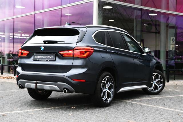BMW X1 sDrive20i High Executive xLine Automaat / Trekhaak / Panoramadak / Sportstoelen / Achteruitrijcamera / Head-Up / Cruise Control / Stoelverwarming