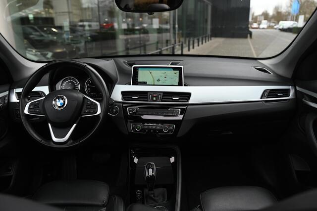 BMW X1 sDrive20i High Executive xLine Automaat / Trekhaak / Panoramadak / Sportstoelen / Achteruitrijcamera / Head-Up / Cruise Control / Stoelverwarming