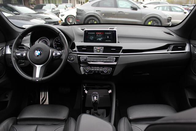 BMW X1 sDrive20i High Executive Edition M Sport / Trekhaak / Panoramadak / Camera / Leder / Head-up / 19'' / Navigatie / DAB / Cruise Control