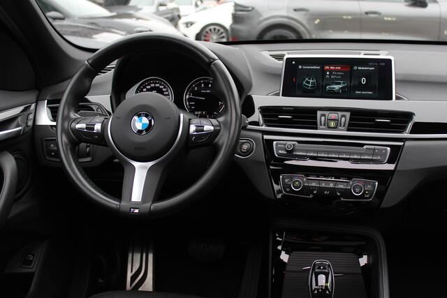 BMW X1 sDrive20i High Executive Edition M Sport / Trekhaak / Panoramadak / Camera / Leder / Head-up / 19'' / Navigatie / DAB / Cruise Control
