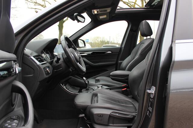 BMW X1 sDrive20i High Executive Edition M Sport / Trekhaak / Panoramadak / Camera / Leder / Head-up / 19'' / Navigatie / DAB / Cruise Control