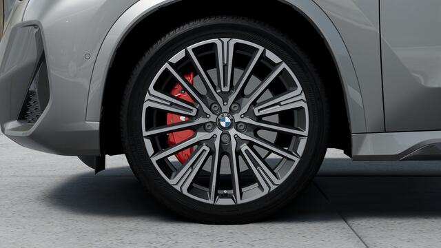 BMW X1 xDrive25e High Executive M Sport Automaat / Panoramadak / Trekhaak / M Sportstoelen / M Adaptief onderstel / Parking Assistant Plus / Head-Up / Stuurverwarming