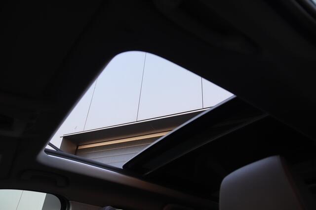 BMW X1 xDrive25e Business Edition Plus, Stoelverwarming, Stuurverwarmd, Camera, Pano, Navi