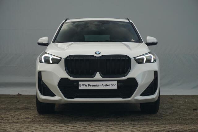 BMW X1 sDrive20i M Sport Pro / Trekhaak / Panoramadak / Keyless entry / Adaptieve LED koplampen / Stoel & Stuurwielverwarming