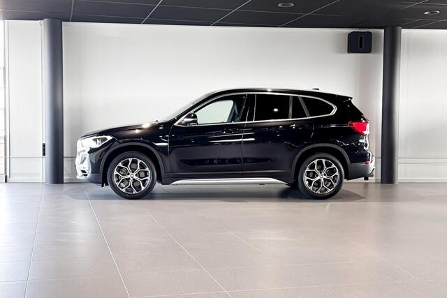 BMW X1 sDrive20i Business Edition Plus | X-Line | Stoelverwarming | Head-Up Display | Achteruitrijcamera | Trekhaak |