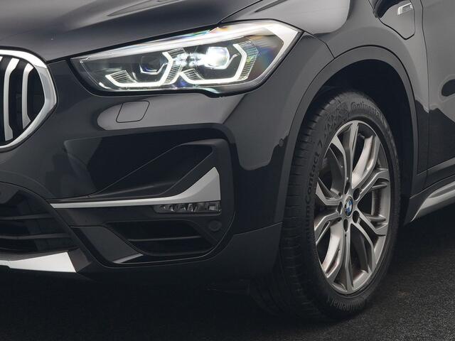 BMW X1 xDrive25e XLine PHEV 221pk Dealer O.H. | Trekhaak Afn. | Panodak | Adaptive Cruise | Camera | Lederen Sportstoelen & Stuur Verwarmd | Keyless | Apple Carplay | Hifi Audio | Navigatie | DAB | 18"L.M | Plug In Hybrid