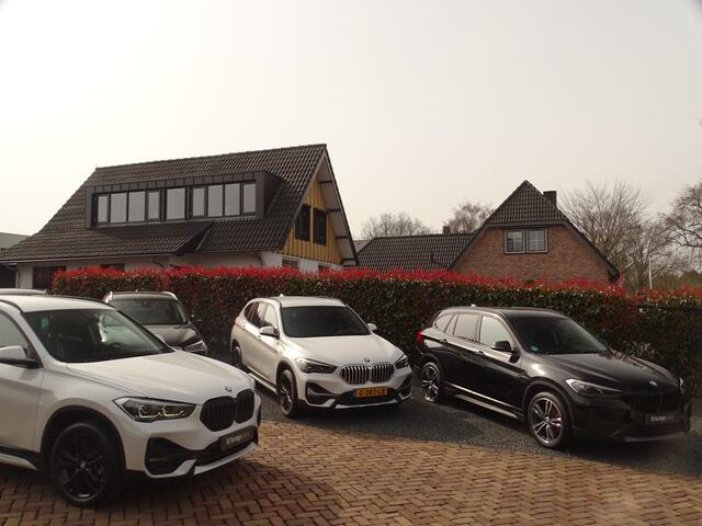 BMW X1 sDrive18i | Handbak | Uniek | PearlWeiss | Leer | Nav | All-black! | Privacy glass