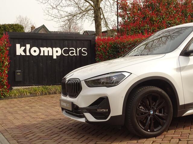 BMW X1 sDrive18i | Handbak | Uniek | PearlWeiss | Leer | Nav | All-black! | Privacy glass