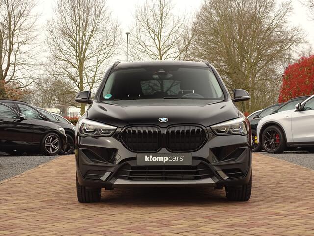 BMW X1 sDrive20i Sportif | All-Black | Uniek | Custom | 19 inch | Nav