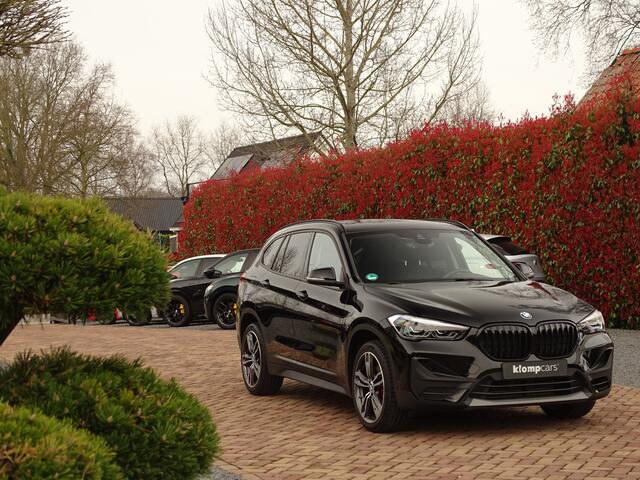 BMW X1 sDrive20i Sportif | All-Black | Uniek | Custom | 19 inch | Nav