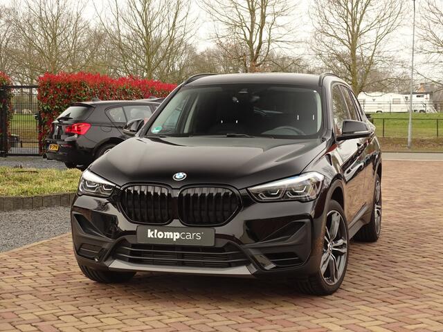 BMW X1 sDrive20i Sportif | All-Black | Uniek | Custom | 19 inch | Nav