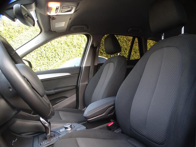 BMW X1 sDrive20i Sportif | All-Black | Uniek | Custom | 19 inch | Nav