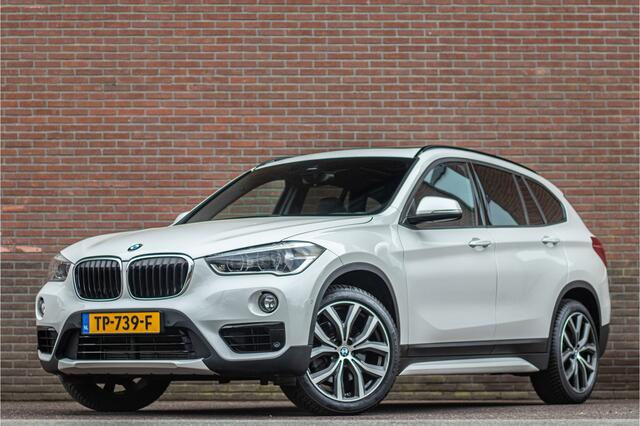 BMW X1 sDrive20i High Executive, 63.000km NAP, Sport Line, Panoramadak, Camera, Trekhaak, Leder, Head-up, Stoelverwarming.