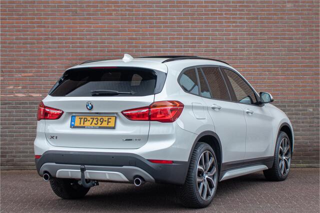 BMW X1 sDrive20i High Executive, 63.000km NAP, Sport Line, Panoramadak, Camera, Trekhaak, Leder, Head-up, Stoelverwarming.