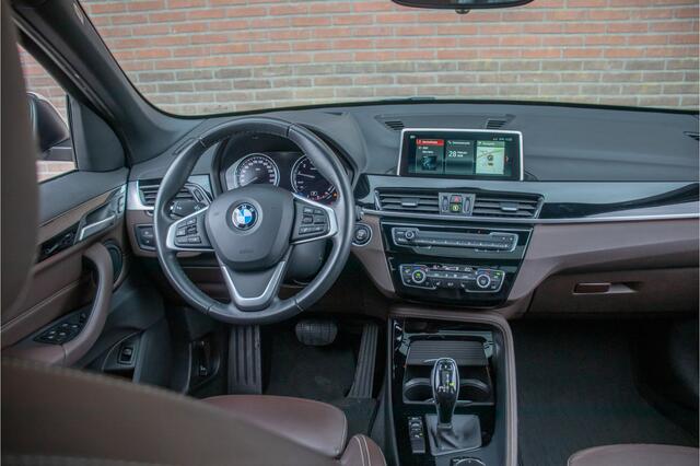 BMW X1 sDrive20i High Executive, 63.000km NAP, Sport Line, Panoramadak, Camera, Trekhaak, Leder, Head-up, Stoelverwarming.