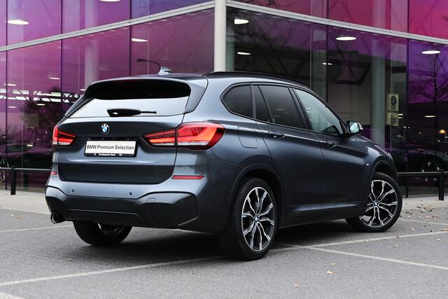 BMW X1 sDrive18i Executive M Sport Automaat / Panoramadak / Sportstoelen / Comfort Access / Achteruitrijcamera / Head-Up / Adaptieve LED