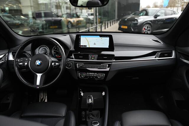 BMW X1 sDrive18i Executive M Sport Automaat / Panoramadak / Sportstoelen / Comfort Access / Achteruitrijcamera / Head-Up / Adaptieve LED