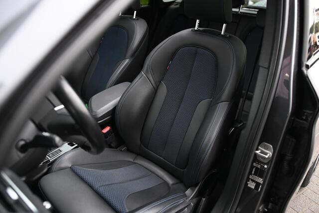 BMW X1 sDrive18i Executive M Sport Automaat / Panoramadak / Sportstoelen / Comfort Access / Achteruitrijcamera / Head-Up / Adaptieve LED