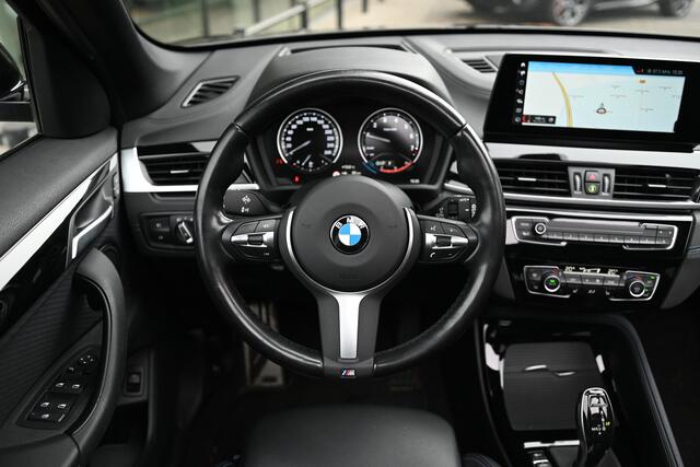 BMW X1 sDrive18i Executive M Sport Automaat / Panoramadak / Sportstoelen / Comfort Access / Achteruitrijcamera / Head-Up / Adaptieve LED