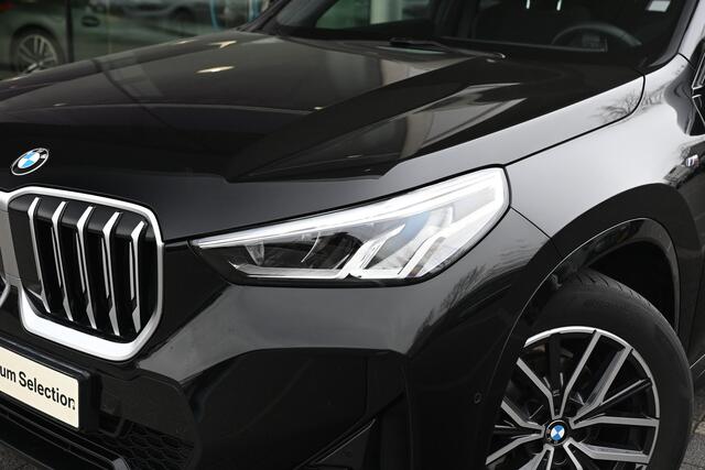 BMW X1 sDrive18i M Sport Automaat / Panoramadak / Sportstoelen / M Adaptief onderstel / Achteruitrijcamera