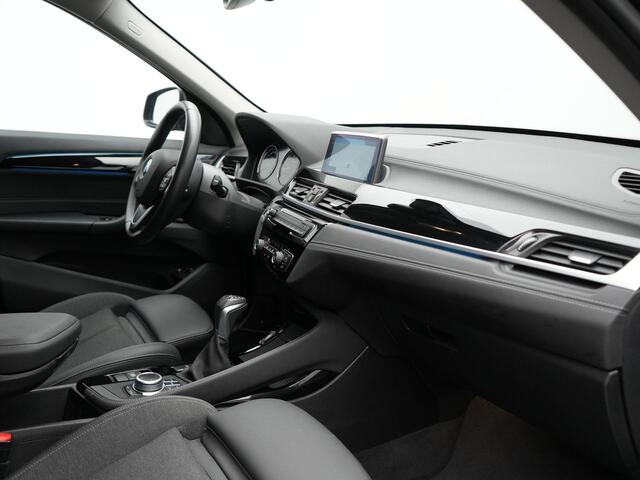 BMW X1 xDrive25e Sportline PHEV 221pk Dealer O.H. | Camera | Sportstoelen Verwarmd | Sfeerverlichting | Keyless | Navigatie | Cruise Control | DAB | Plug In Hybrid |