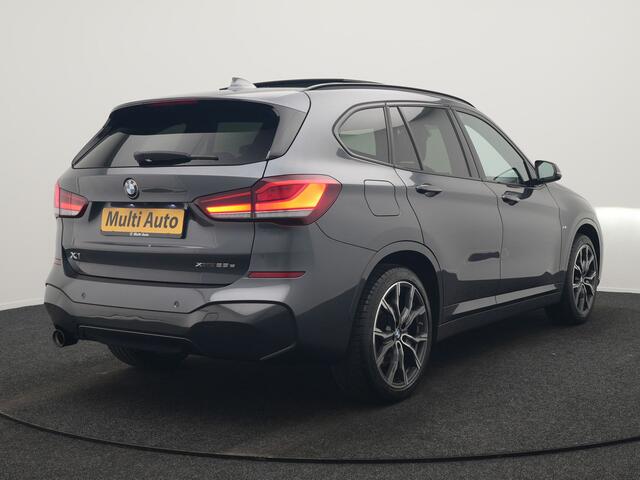 BMW X1 xDrive25e M Sport PHEV 221pk Dealer O.H. | Trekhaak Af Fabriek | Panodak | Adaptive Cruise | Head Up | Camera | Lederen Sportstoelen Memory & Verwarmd | Harman / Kardon | Keyless | Sfeerverlichting | Navigatie | DAB | Plug In Hybrid