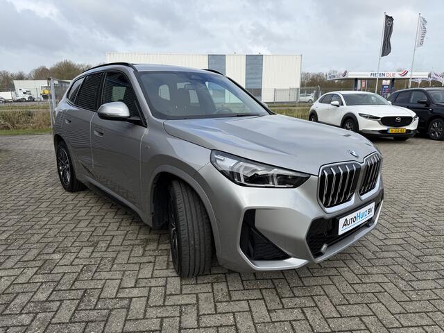 BMW X1 sDrive20i M Sport Premium Pakket Panoramadak Trekhaak Achteruitrijcamera Stoelverwarming Keyless Entry Carplay