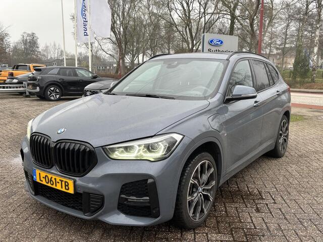 BMW X1 xDrive25e eDrive M Sport | Plug-in Hybride | PHEV | 220pk | Panoramadak | Storm Bay Metallic | 19 inch | M Pakket | Camera | Sportstoelen | Led verlichting | Head Up Display | Shadowline Exterieur