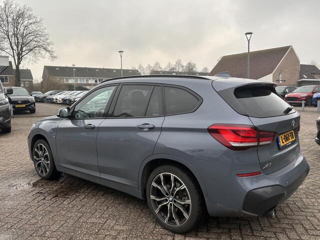 BMW X1 xDrive25e eDrive M Sport | Plug-in Hybride | PHEV | 220pk | Panoramadak | Storm Bay Metallic | 19 inch | M Pakket | Camera | Sportstoelen | Led verlichting | Head Up Display | Shadowline Exterieur