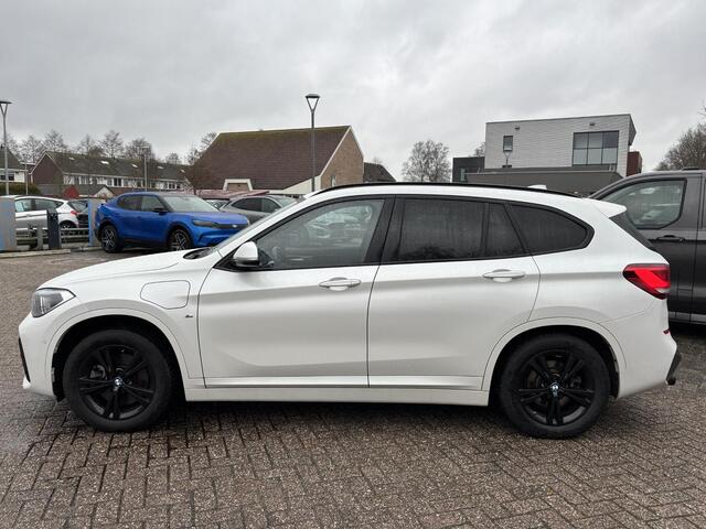 BMW X1 xDrive25e M Sport | 220 PK PHEV | Plug-in Hybride | M pakket | Trekhaak | 19 inch | Camera | Sportstoelen | Stoelverwarming | Adaptive Led | Individual dakhemel | Elektrische achterklep