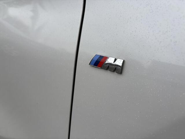 BMW X1 xDrive25e M Sport | 220 PK PHEV | Plug-in Hybride | M pakket | Trekhaak | 19 inch | Camera | Sportstoelen | Stoelverwarming | Adaptive Led | Individual dakhemel | Elektrische achterklep