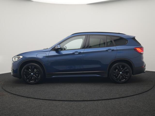 BMW X1 xDrive25e Sport Line PHEV 221pk Dealer O.H. | Trekhaak Afn. | Camera | Adaptive LED | Hifi Sound | Sportstoelen Verwarmd | Sfeerverlichting | Apple Carplay | Navigatie | DAB | Cruise Control | Plug In Hybrid |