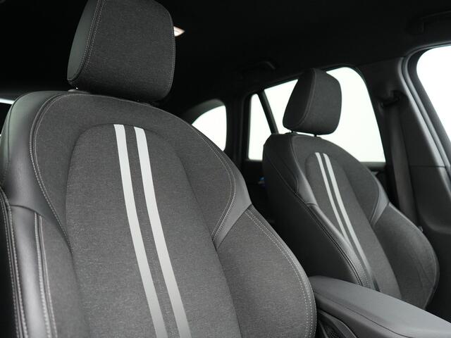 BMW X1 xDrive25e Sport Line PHEV 221pk Dealer O.H. | Trekhaak Afn. | Camera | Adaptive LED | Hifi Sound | Sportstoelen Verwarmd | Sfeerverlichting | Apple Carplay | Navigatie | DAB | Cruise Control | Plug In Hybrid |