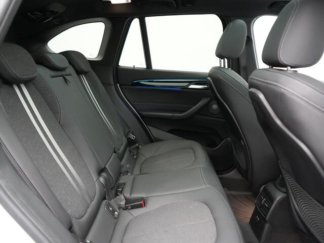 BMW X1 xDrive25e Sportline PHEV 221pk Dealer O.H | Trekhaak Afn. | Panodak | Head Up | Camera | Harman / Kardon | Sportstoelen Memory & Verwarmd | Keyless | Apple Carplay | BMW LED | Sfeerverlichting | Navigatie | DAB | 18" L.M | Plug In Hybrid |