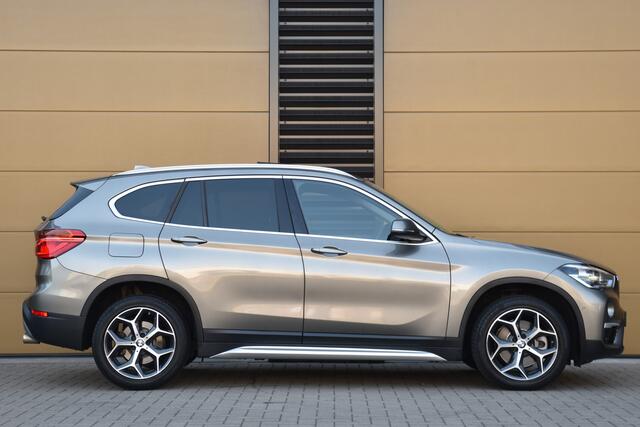 BMW X1 sDrive20i Orange Edition II * Sportstoelen * Panoramadak * Head-up * Trekhaak *