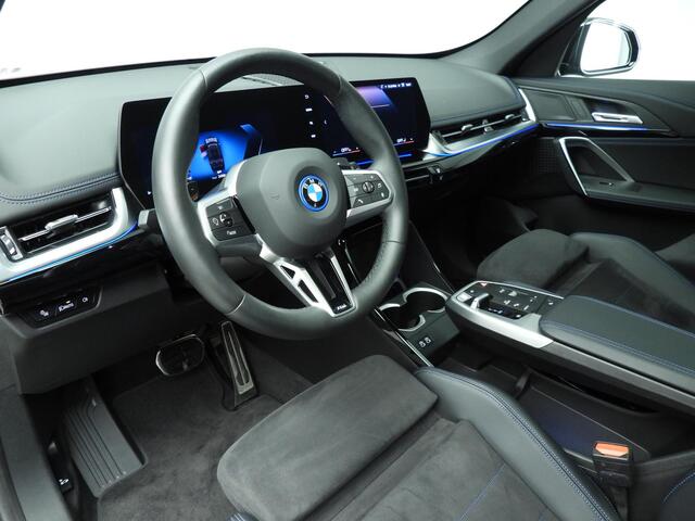 BMW X1 xDrive25e | M-Sportpakket | LED | Navigatie | Panoramadak | Stoelverwarming | Keyles go | DAB | Alu 20 inch