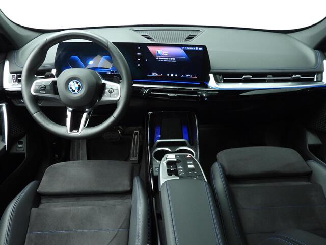 BMW X1 xDrive25e | M-Sportpakket | LED | Navigatie | Panoramadak | Stoelverwarming | Keyles go | DAB | Alu 20 inch