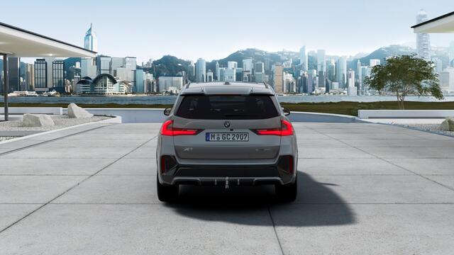 BMW X1 sDrive20i High Executive M Sport Automaat / Panoramadak / Trekhaak / Sportstoelen / M Adaptief onderstel / Comfort Access / Parking Assistant Plus / Head-Up / Stuurverwarming