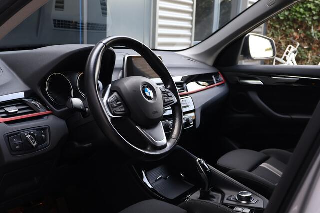 BMW X1 xDrive20i High Executive Sportline Automaat | Trekhaak | Stoelverwarming | Camera | Elektr. Achterklep | 18 Inch