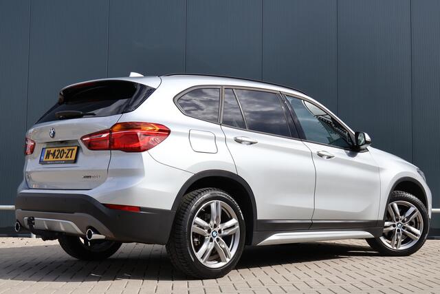 BMW X1 xDrive20i High Executive Sportline Automaat | Trekhaak | Stoelverwarming | Camera | Elektr. Achterklep | 18 Inch