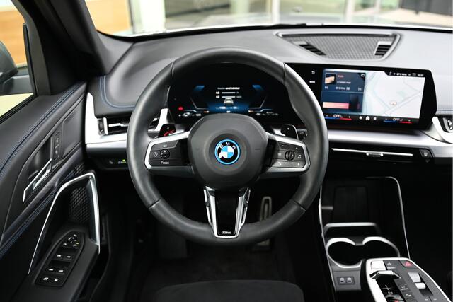 BMW X1 xDrive25e M Sport Automaat / Sportstoelen / M Adaptief onderstel / Comfort Access / Achteruitrijcamera / Adaptieve LED / Stoelverwarming