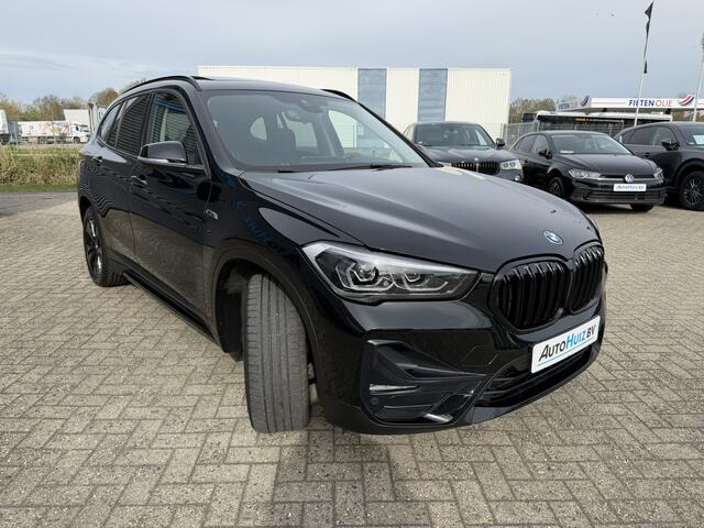 BMW X1 xDrive25e Executive Sport Line Panoramadak Navi Plus Head-Up Display Achteruitrijcamera LED Stoelverwarming